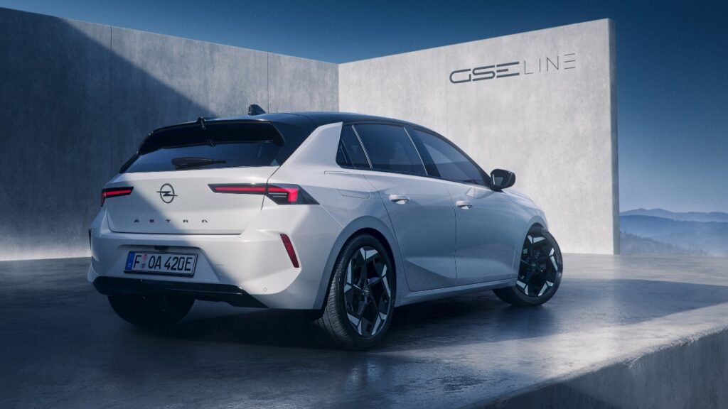 Πίσω όψη του Opel Astra GSE Line με μαύρη οροφή και αεροτομή