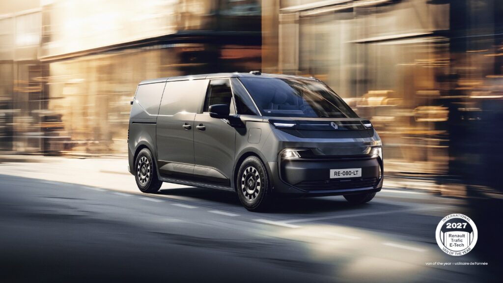 Το Renault Trafic E-Tech electric σε κίνηση στην πόλη, με το σήμα International Van of the Year 2027