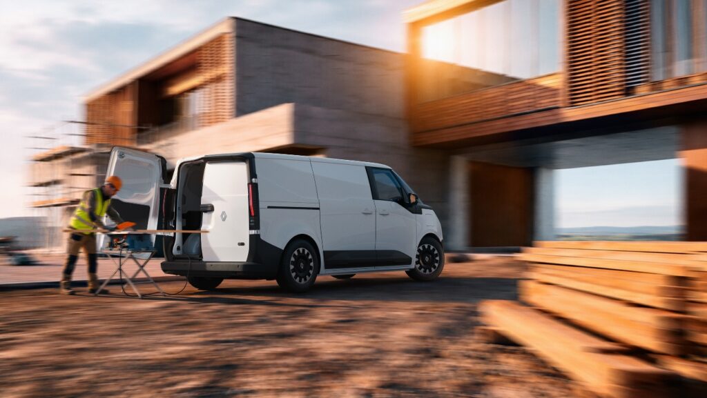 Το Renault Trafic Van E-Tech με ανοιχτές πίσω πόρτες και εργαζόμενο σε εργοτάξιο