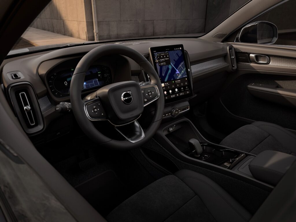 Το εσωτερικό του Volvo XC40 με την κάθετη οθόνη infotainment και το τιμόνι
