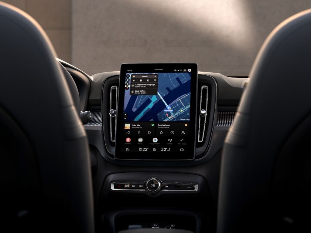 Η οθόνη infotainment του Volvo XC40 με χάρτη πλοήγησης και εφαρμογές