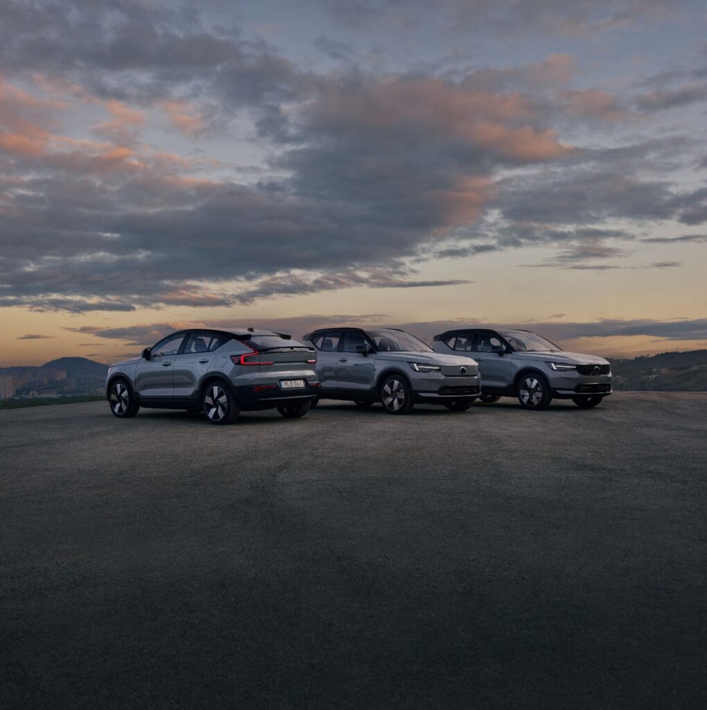 Τρία μοντέλα της Σειράς 40 της Volvo σε λόφο την ώρα του ηλιοβασιλέματος